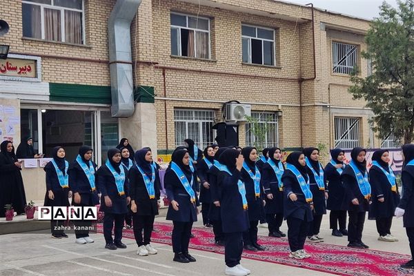 نواختن زنگ سپاس معلم در دبیرستان دخترانه 22 بهمن