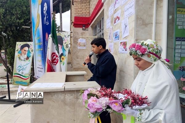 نواختن زنگ سپاس معلم در دبیرستان دخترانه 22 بهمن