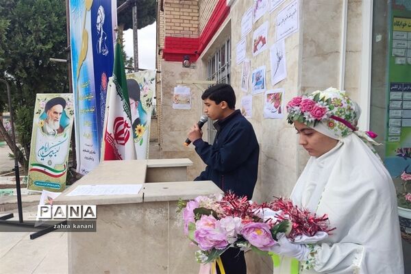 نواختن زنگ سپاس معلم در دبیرستان دخترانه 22 بهمن