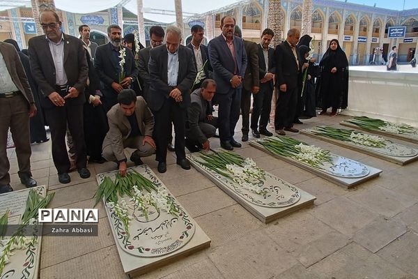 میز خدمت روسای ادارات آموزش و پرورش در حرم مطهر حضرت شاهچراغ(ع)