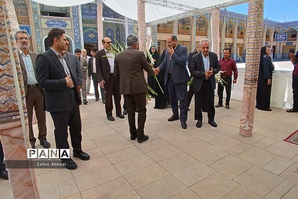 میز خدمت روسای ادارات آموزش و پرورش در حرم مطهر حضرت شاهچراغ(ع)