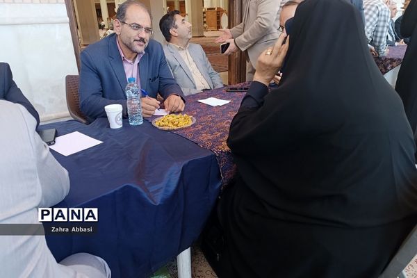 میز خدمت روسای ادارات آموزش و پرورش در حرم مطهر حضرت شاهچراغ(ع)