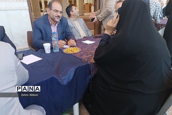 میز خدمت روسای ادارات آموزش و پرورش در حرم مطهر حضرت شاهچراغ(ع)