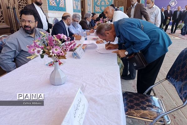 میز خدمت روسای ادارات آموزش و پرورش در حرم مطهر حضرت شاهچراغ(ع)