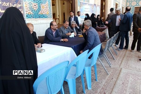 میز خدمت روسای ادارات آموزش و پرورش در حرم مطهر حضرت شاهچراغ(ع)