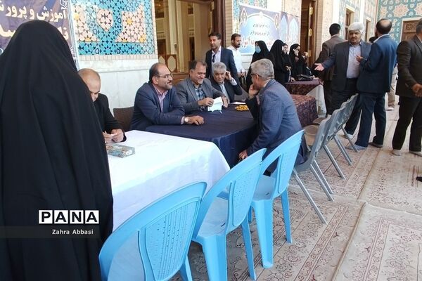 میز خدمت روسای ادارات آموزش و پرورش در حرم مطهر حضرت شاهچراغ(ع)