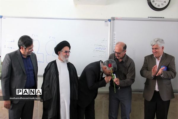 تبریک روز معلم مسئولین شهرستان ابرکوه  به آموزگاران ابرکوهی