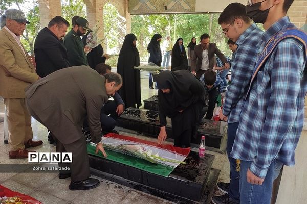 غبارروبی مزار شهدا در اولین روز هفته معلم  در رودهن