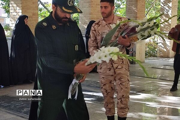 غبارروبی مزار شهدا در اولین روز هفته معلم  در رودهن