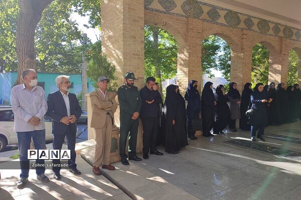 غبارروبی مزار شهدا در اولین روز هفته معلم  در رودهن