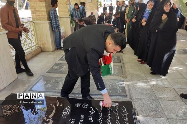 غبارروبی مزار شهدا در اولین روز هفته معلم  در رودهن