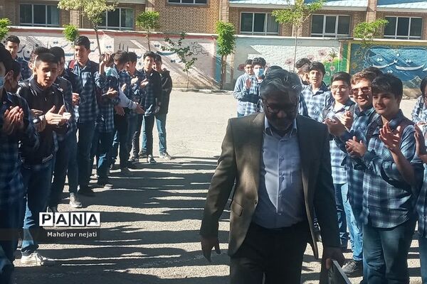استقبال دانش‌آموزان در اولین روز هفته معلم از معلمان در رودهن
