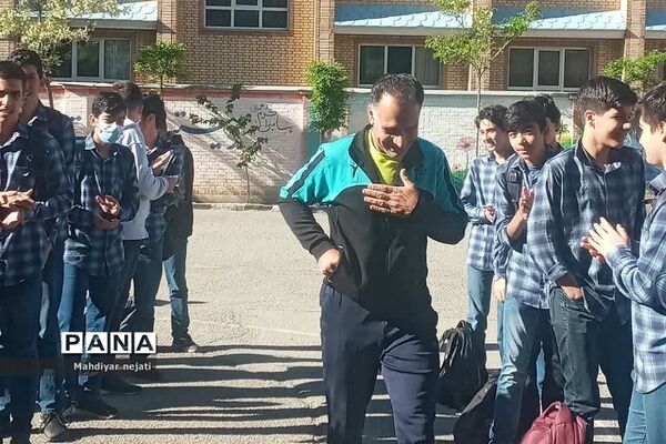 استقبال دانش‌آموزان در اولین روز هفته معلم از معلمان در رودهن