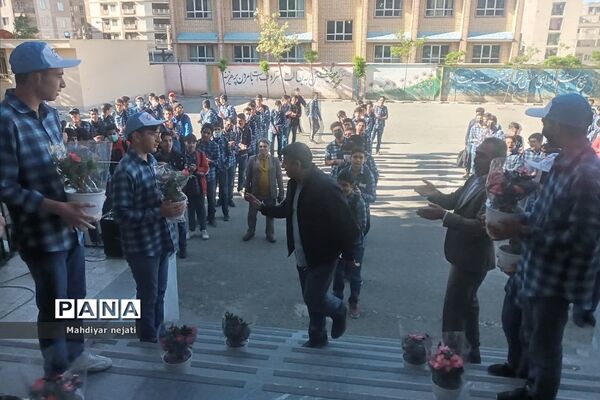 استقبال دانش‌آموزان در اولین روز هفته معلم از معلمان در رودهن