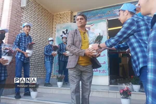 استقبال دانش‌آموزان در اولین روز هفته معلم از معلمان در رودهن