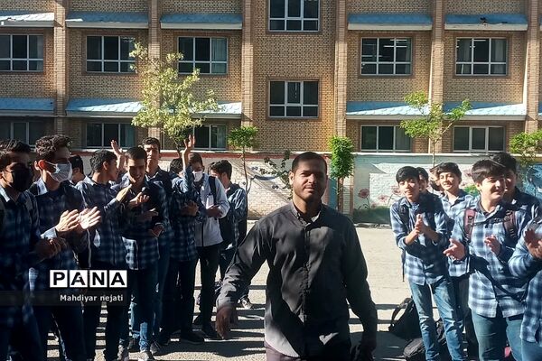استقبال دانش‌آموزان در اولین روز هفته معلم از معلمان در رودهن