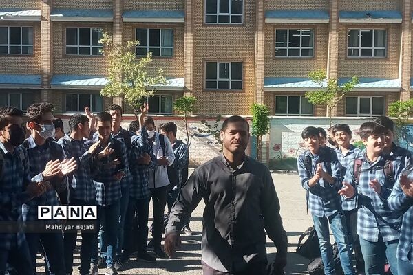 استقبال دانش‌آموزان در اولین روز هفته معلم از معلمان در رودهن
