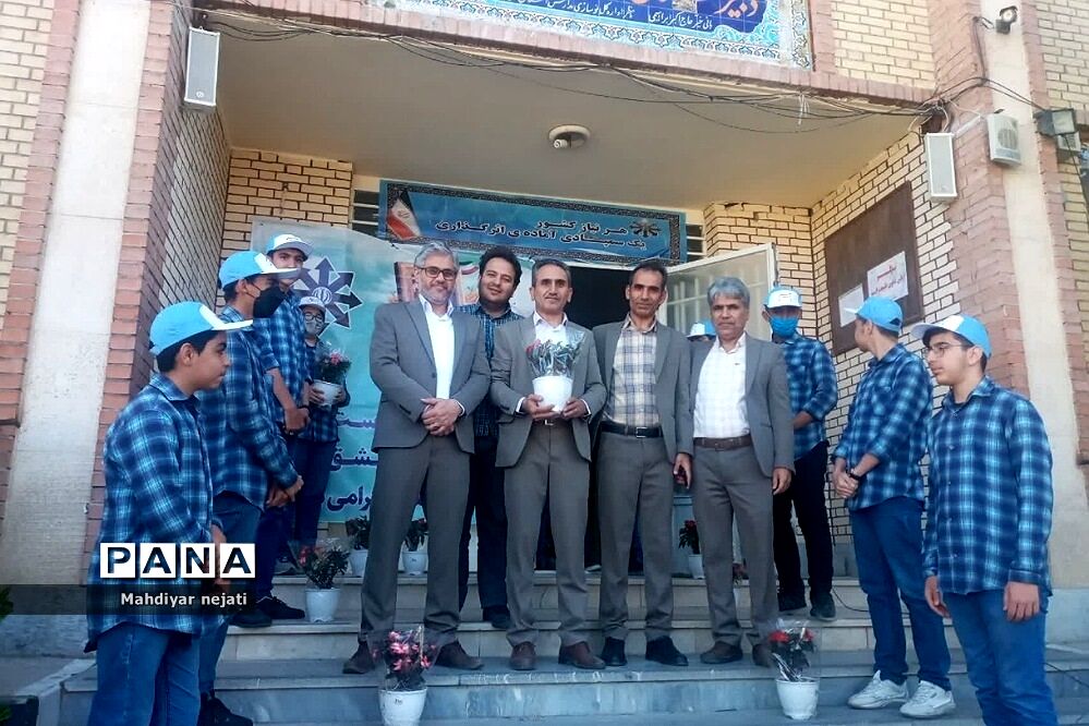 استقبال دانش‌آموزان در اولین روز هفته معلم از معلمان در رودهن