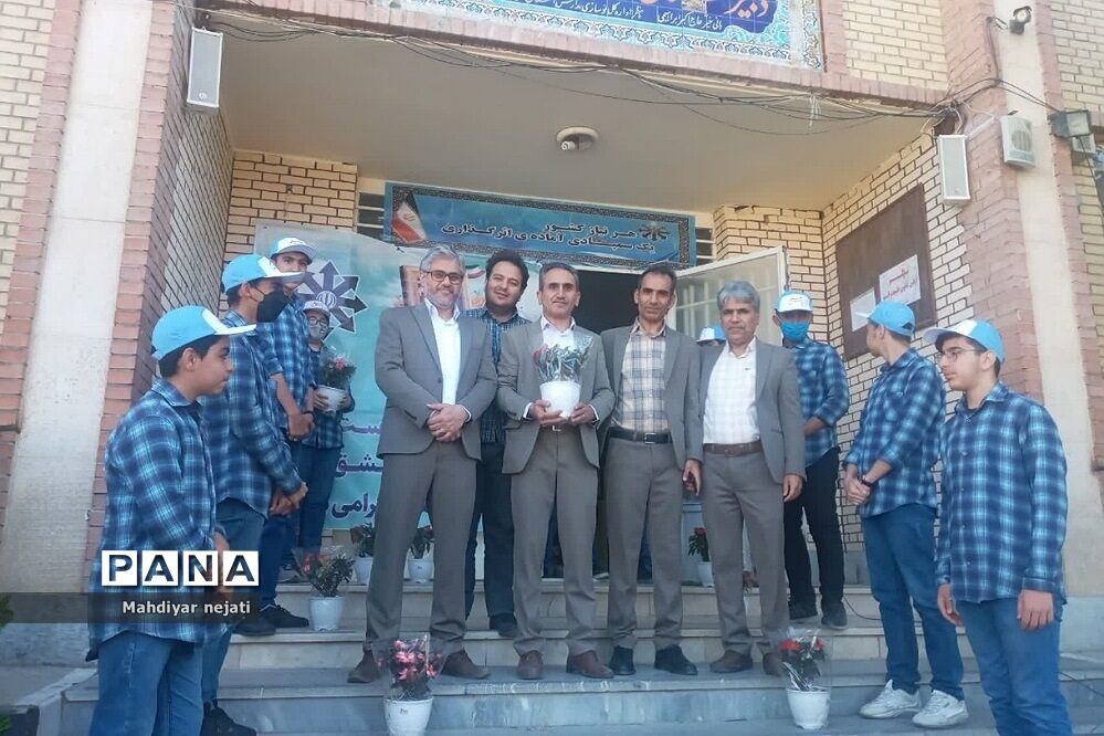 استقبال دانش‌آموزان در اولین روز هفته معلم از معلمان در رودهن