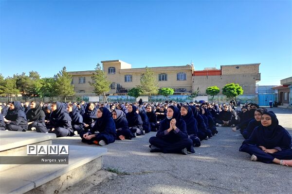 برگزاری مراسم روز معلم درمدرسه مهدیه شهرستان‌ شهریار
