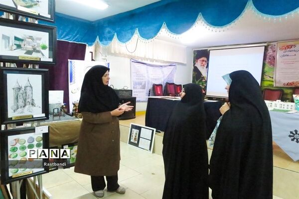 بازدید مدیر آموزش و پرورش منطقه ۱۳ از نمایشگاه دستاوردهای دانش‌آموزان