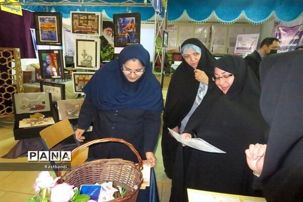 بازدید مدیر آموزش و پرورش منطقه ۱۳ از نمایشگاه دستاوردهای دانش‌آموزان