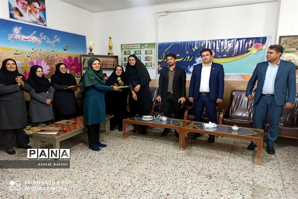 تجلیل از معلمان دبستان جیحون خاتم