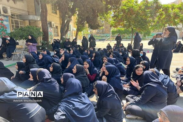 گرامیداشت روز معلم در دبیرستان شاهد تقواپیشگان