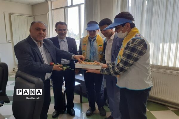 تقدیر از فرهنگیان آموزش و پرورش منطقه ۱۳ توسط دانش‌آموزان پیشتاز