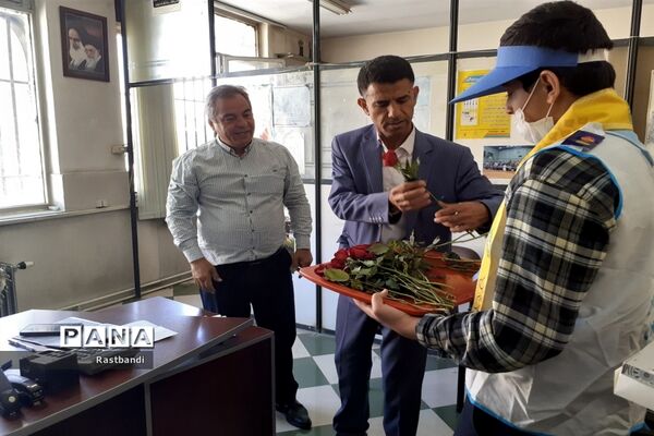 تقدیر از فرهنگیان آموزش و پرورش منطقه ۱۳ توسط دانش‌آموزان پیشتاز