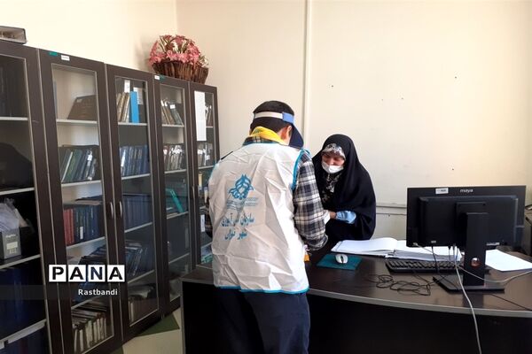 تقدیر از فرهنگیان آموزش و پرورش منطقه ۱۳ توسط دانش‌آموزان پیشتاز