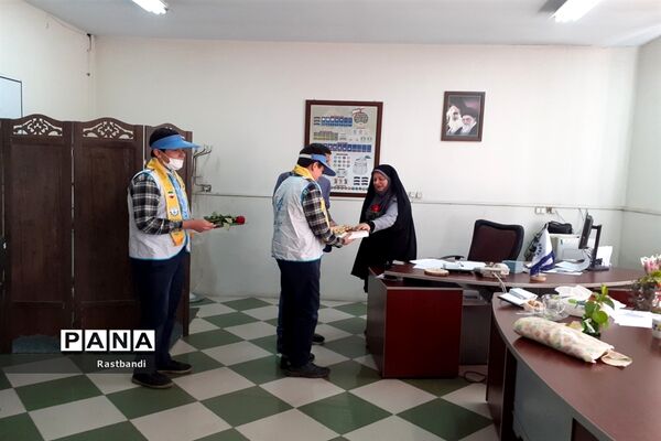 تقدیر از فرهنگیان آموزش و پرورش منطقه ۱۳ توسط دانش‌آموزان پیشتاز