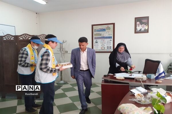 تقدیر از فرهنگیان آموزش و پرورش منطقه ۱۳ توسط دانش‌آموزان پیشتاز