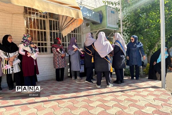 تقدیر از معلمان دبیرستان شهیده قزوینی منطقه ۱۳