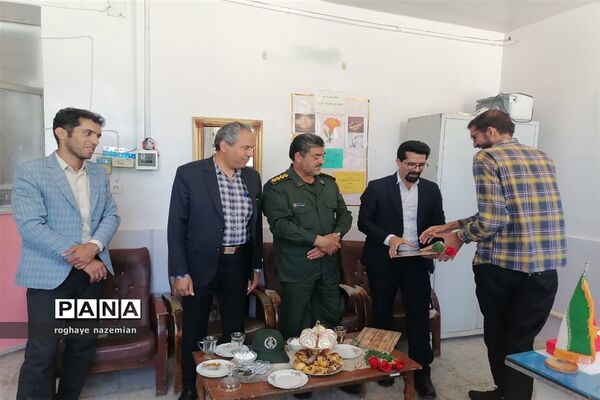 تجلیل از آموزگاران دبستان مقداد بخش چاهک شهرستان خاتم