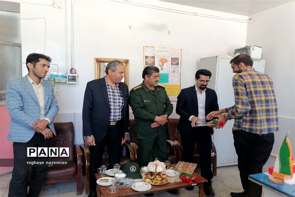 تجلیل از آموزگاران دبستان مقداد بخش چاهک شهرستان خاتم