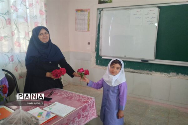 تجلیل از آموزگاران دبستان عشایری امام حسن عسکری خاتم