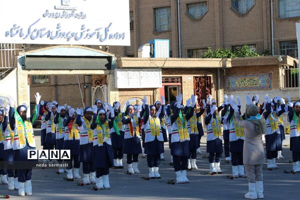 اجرای سرود سپاس معلم توسط اعضای سازمان دانش‌آموزی استان کرمانشاه