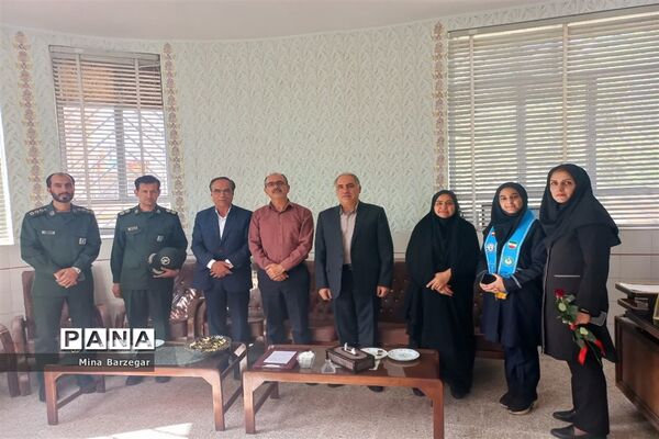 تجلیل از معلمان دبیرستان سکینه اولیا ناحیه یک یزد