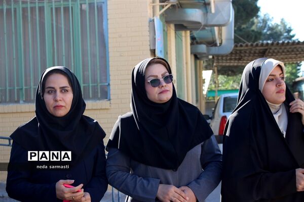 تقدیر اعضای سازمان دانش‌آموزی کرمانشاه از مسئولین آموزش و پرورش در روز معلم
