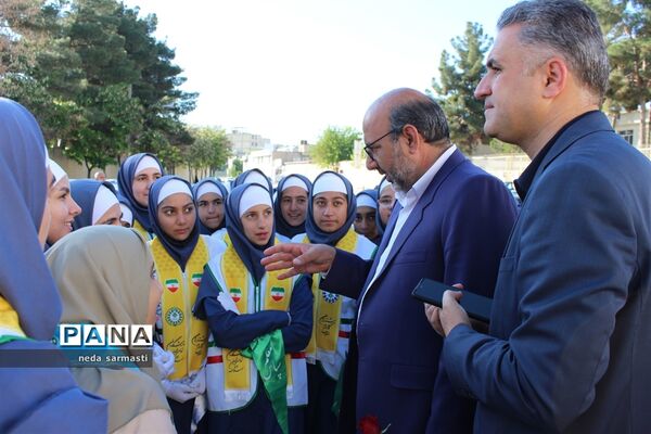 تقدیر اعضای سازمان دانش‌آموزی کرمانشاه از مسئولین آموزش و پرورش در روز معلم