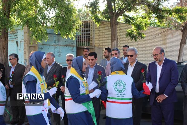 تقدیر اعضای سازمان دانش‌آموزی کرمانشاه از مسئولین آموزش و پرورش در روز معلم