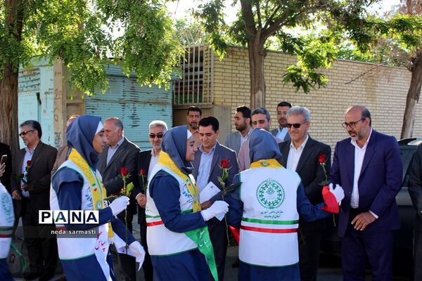 تقدیر اعضای سازمان دانش‌آموزی کرمانشاه از مسئولین آموزش و پرورش در روز معلم