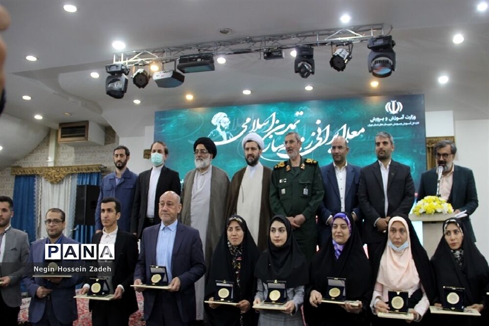 مراسم تجلیل ازمعلمان سرآمد شهرستان‌های استان تهران در اسلامشهر