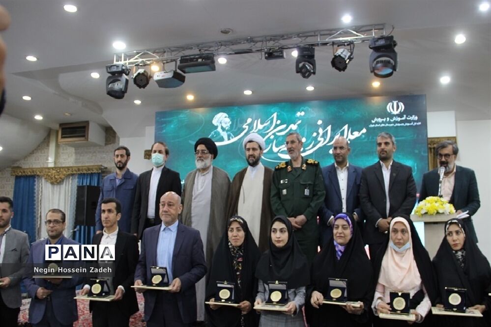 مراسم تجلیل ازمعلمان سرآمد شهرستان‌های استان تهران در اسلامشهر