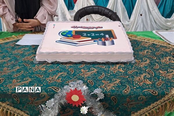 گرامیداشت هفته معلم در دبیرستان سیزده آبان ناحیه یک کرج