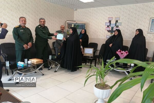 تجلیل از مقام شامخ معلم در دبستان عالیه جبروتی یک ناحیه یک یزد