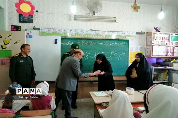 تجلیل از مقام شامخ معلم در دبستان عالیه جبروتی یک ناحیه یک یزد
