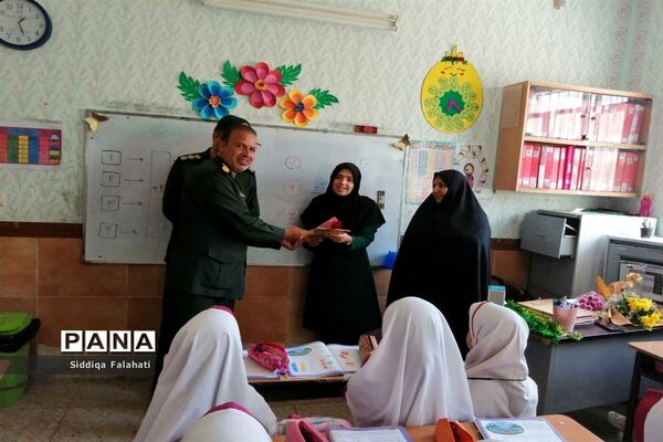 تجلیل از مقام شامخ معلم در دبستان عالیه جبروتی یک ناحیه یک یزد