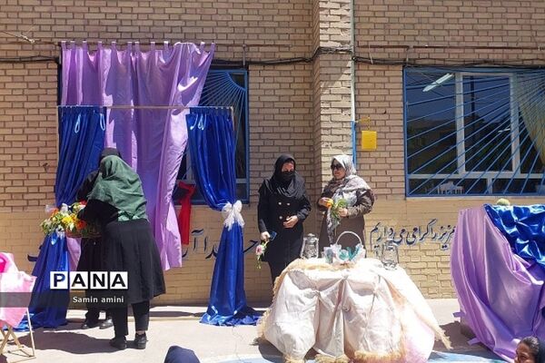 گرامیداشت مقام بزرگ معلم در دبیرستان آزاده رودهن